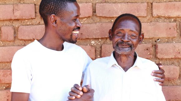 Winesi sorride insieme all'oftalmologo Madalitso.