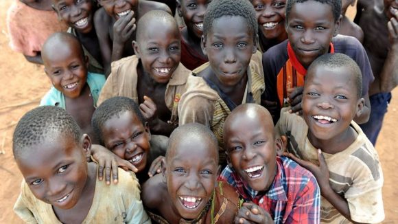 Un gruppo di bambini sorridenti