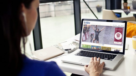 A woman using a laptop to look at the Rete del Dono website.