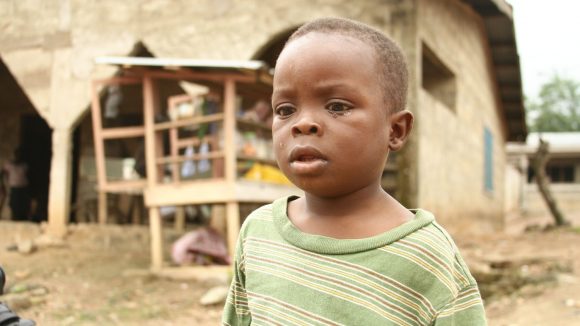 Enoch ha gli occhi che lacrimano guarda davanti a sè