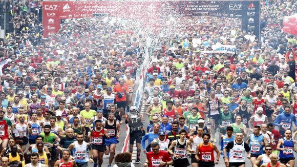 Vista dall'alto sui maratoneti che stanno correndo