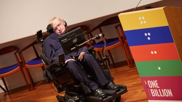 Un uomo è seduto in una sedia a rotelle