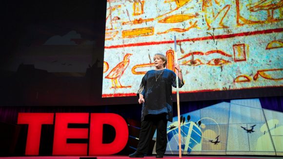 Il nostro CEO Caroline Harper sta parlando sul palcoscenico del TED e tiene in mano un lungo bastone.