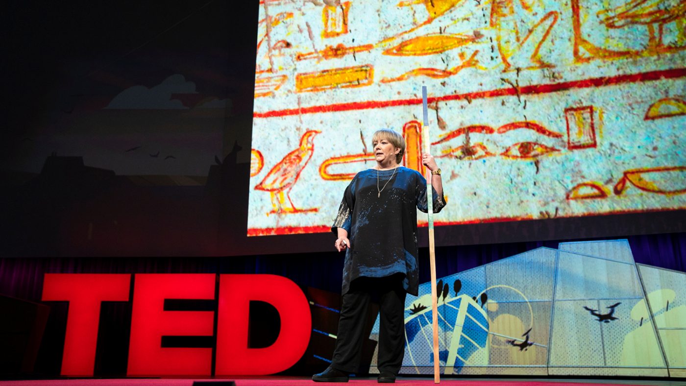 Il nostro CEO Caroline Harper sta parlando sul palcoscenico del TED e tiene in mano un lungo bastone.