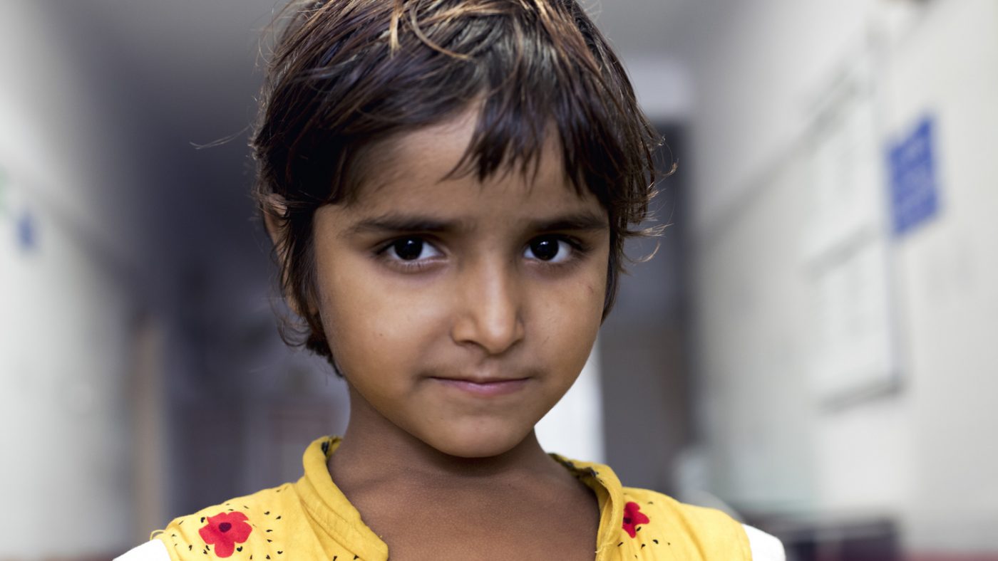 Una bambina guarda davanti a sè.