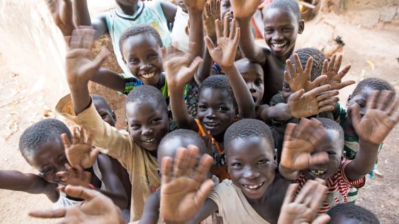 Un gruppo di bambini sta salutando