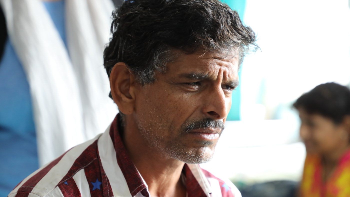 Un uomo dallo sguardo triste guarda davanti a sè.