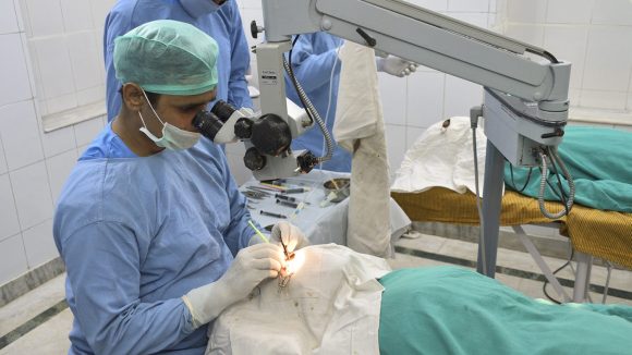 Un chirurgo sta operando una persona di cataratta nella sala operatoria