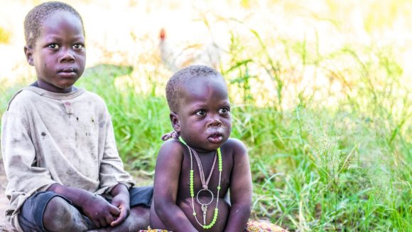 Adoc e Obal seduti per terra guardano davanti a sè con aria spaurita.