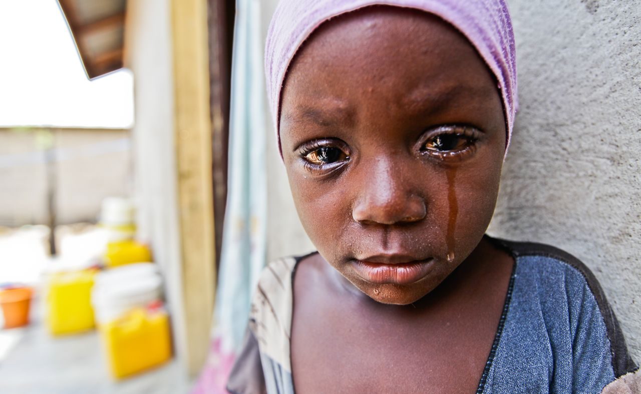 Aisha in primo piano e una lacrima scende dal suo volto.