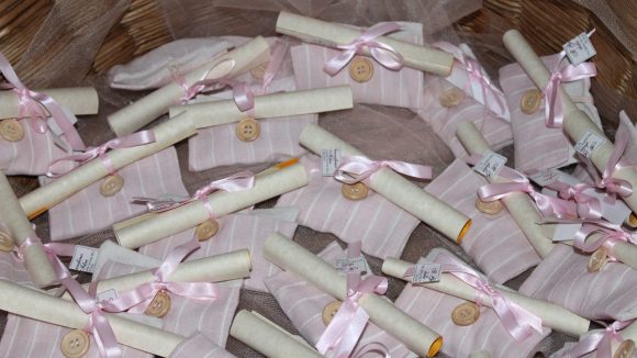 pergamene arrotolate con dei sacchettini rosa