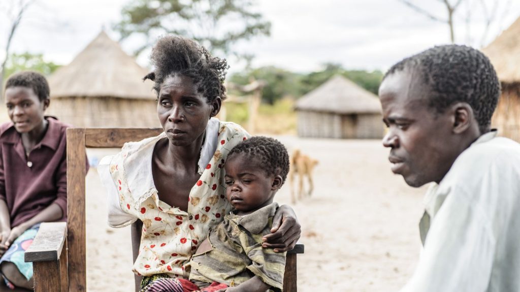 Nalukena in braccio alla mamma e al loro fianco il papà della piccola.