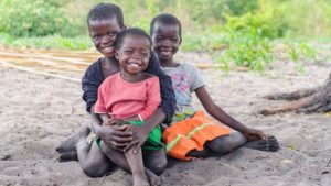 Nalukena è insieme a due suoi amici e sorridono felici.