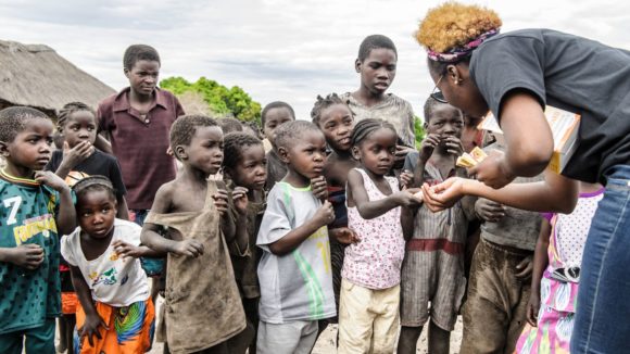 i bambini del villaggio sono in fila in attesa di ricevere l'antibiotico contro il tracoma.