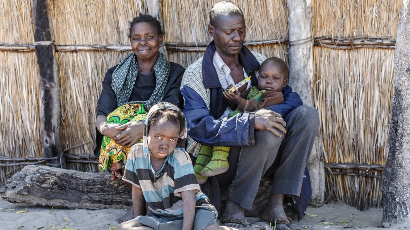 Lubasi in braccio al suo papà e accanto a loro la mamma e il fratellino.