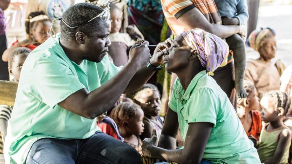 Il dottor Ndalela visita una donna della comunità.