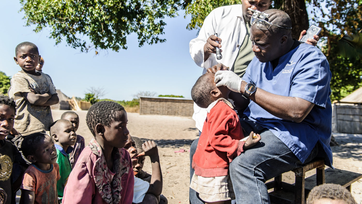 Il dottor Ndalela visita un bambino nel suo villaggio.