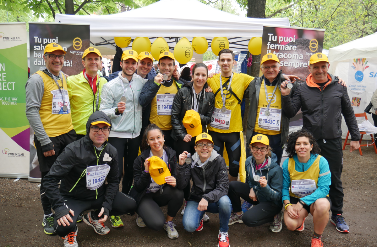 Foto di gruppo con i maratoneti della vista alla Milano marathon il 7 aprile 2019