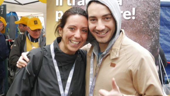 Due maratoneti maschio e femmina davanti allo stand di Sightsavers alla Milano Marathon