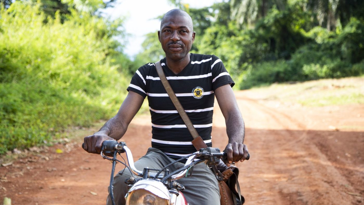 Mamauda sulla sua motocicletta