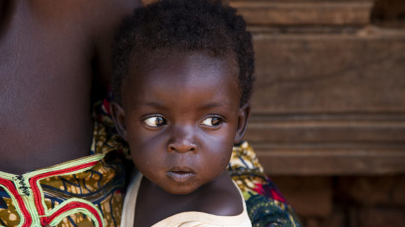 bambina in braccio alla mamma.