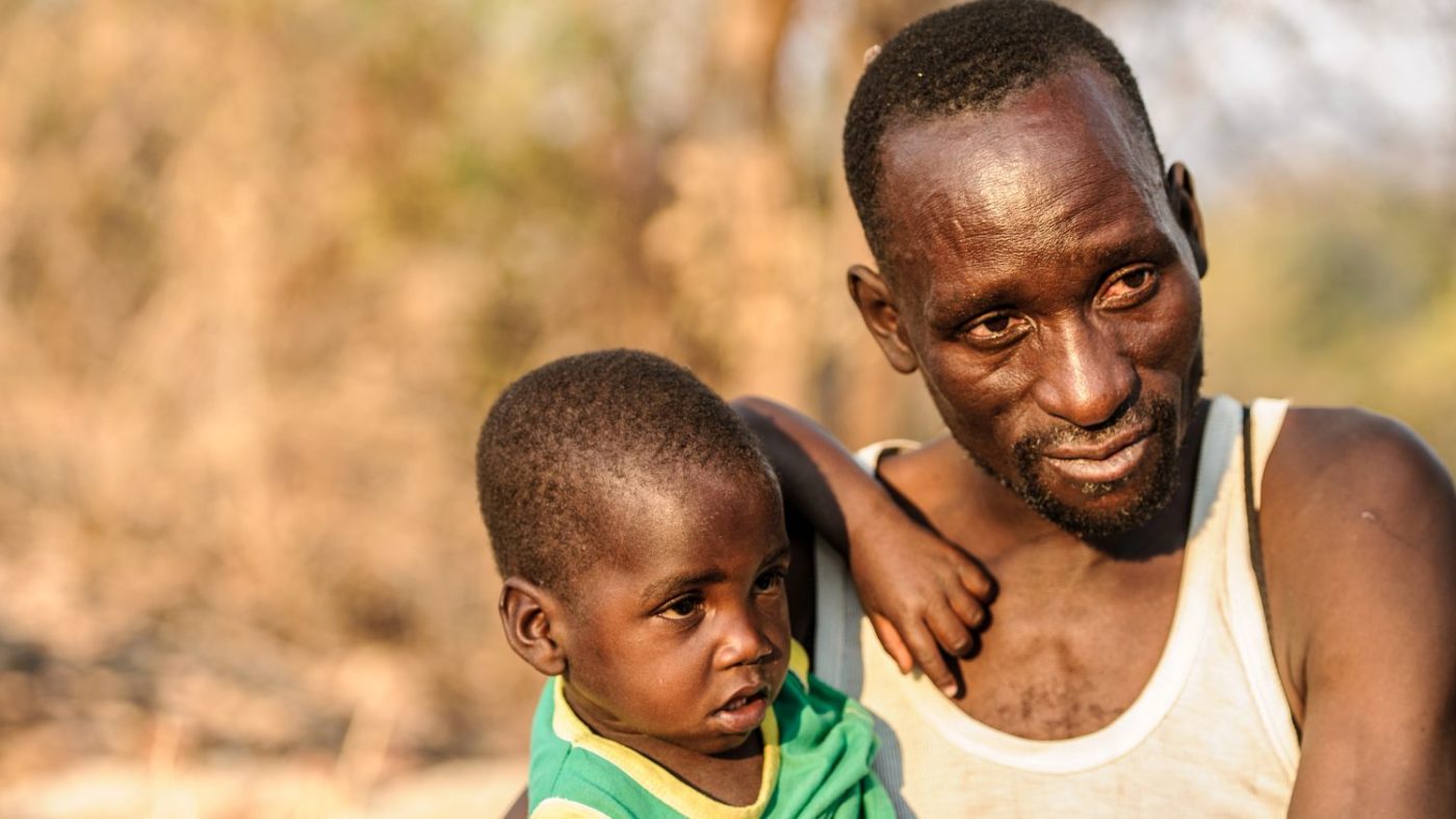 Tatenda in braccio al suo papà.