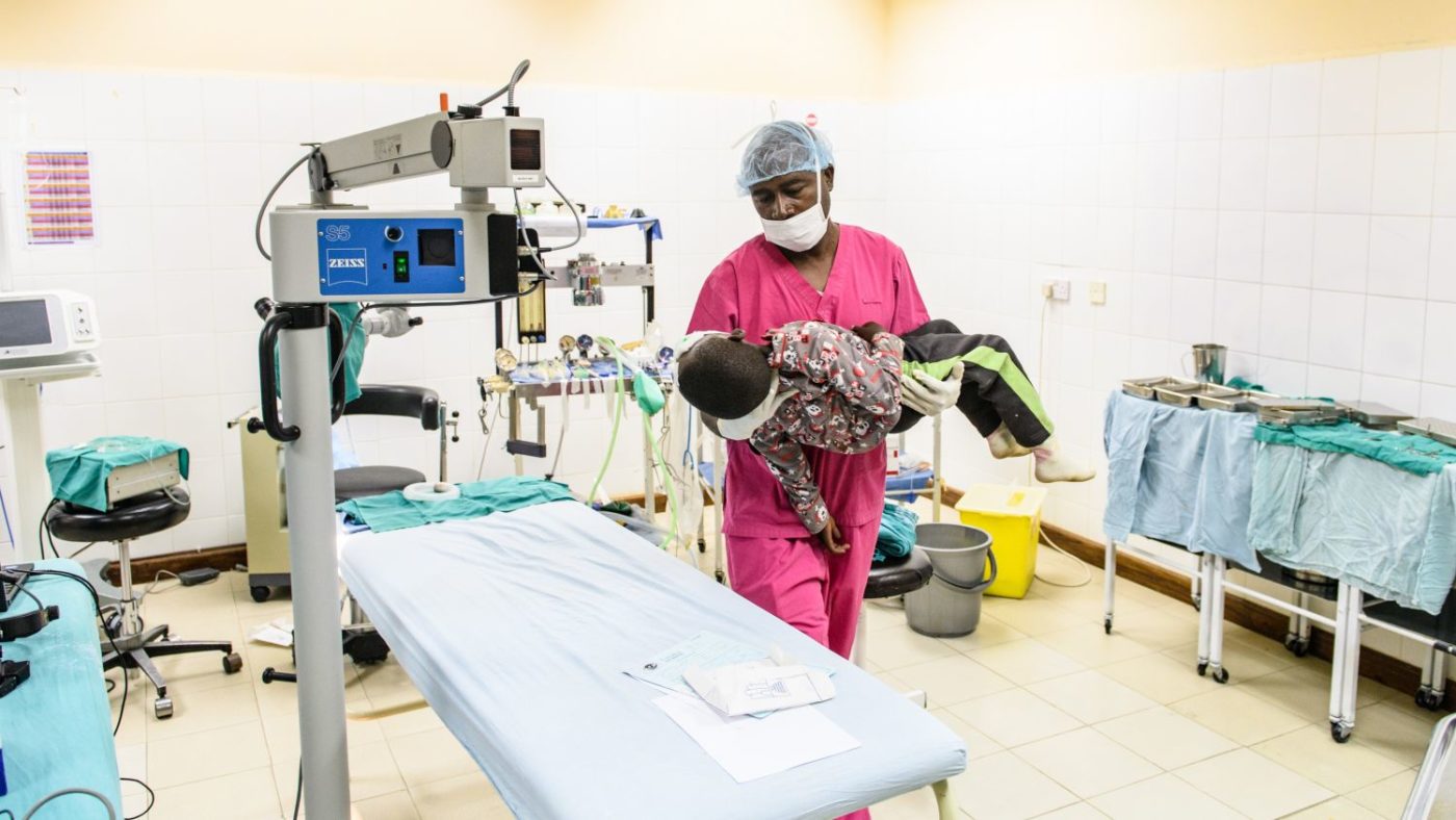 Lovemore viene messo ul lettino di ospedale.