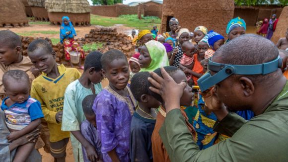 L'infermiere Seraju visita gli occhi di tanti bambini.