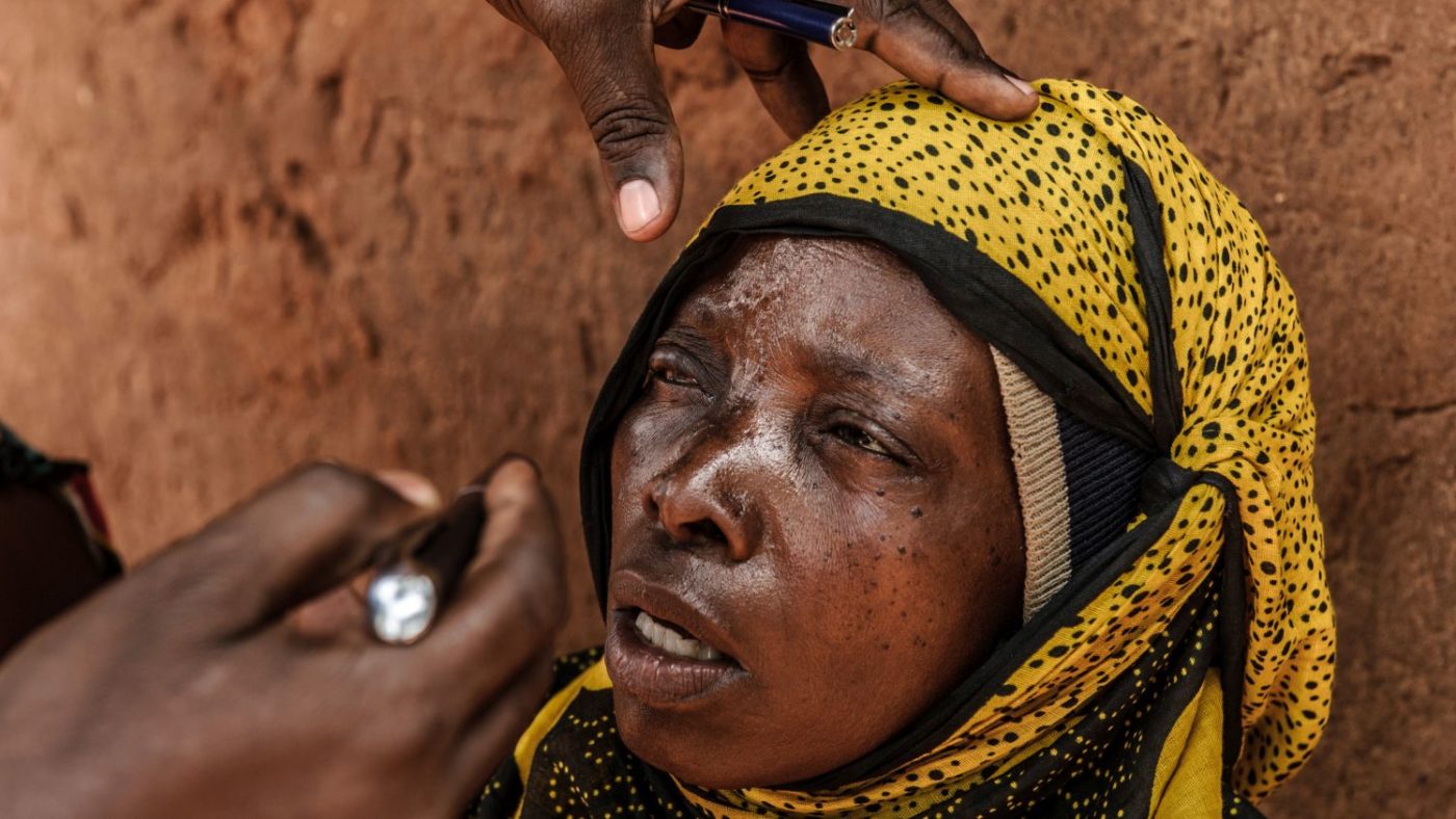 Fatuma viene visitata agli occhi.
