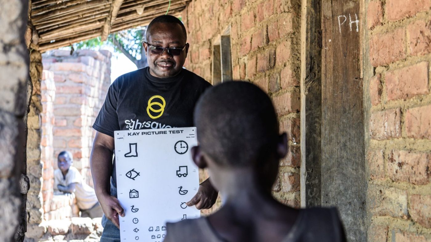 Mary viene visitata da un operatore di Sightsavers.