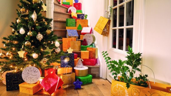 Un albero di Natale con i cofanetti de L Occitane.