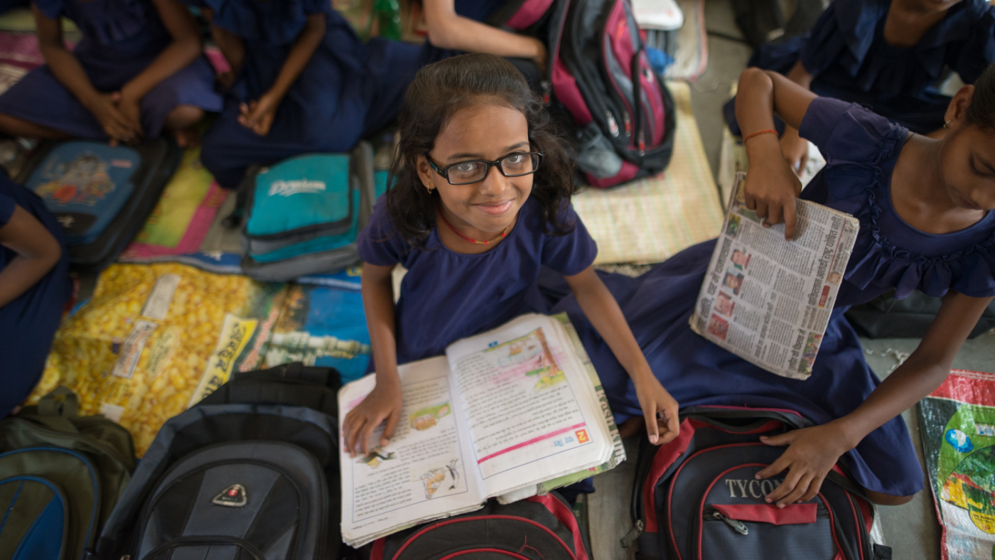 Una bambina a scuola con i suoi compagni.