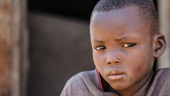 Bretty guarda davanti a se con gli occhi gonfi di lacrime.