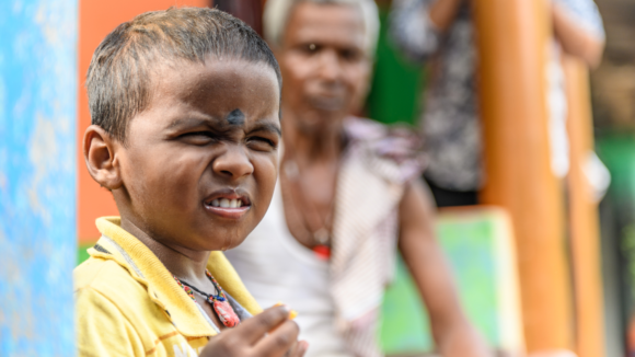 Omm ha la cataratta e strabuzza gli occhi perchè non ci vede.