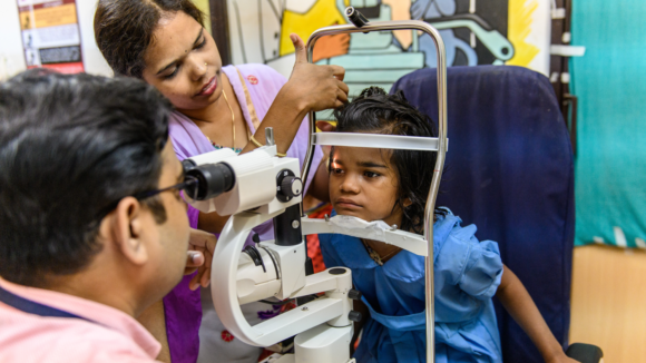 Una bambina viene visitata prima dell'operazione.