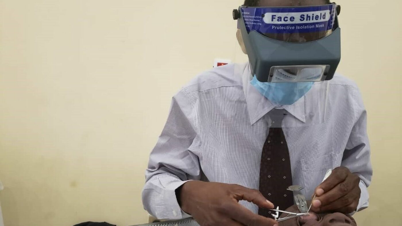 Primo piano di un medico con le lenti speciali per operare in sicurezza.