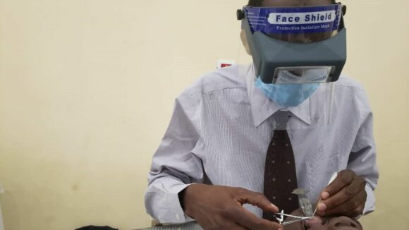 Primo piano di un medico con le lenti speciali per operare in sicurezza.