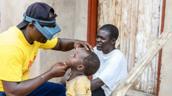 Ndumiso visita un bambino colpito dal tracoma.