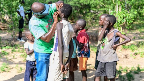 Ndumiso visita gli occhi di alcuni bambini.
