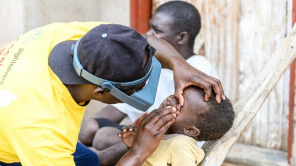Ndumiso visita gli occhi di una bambina.