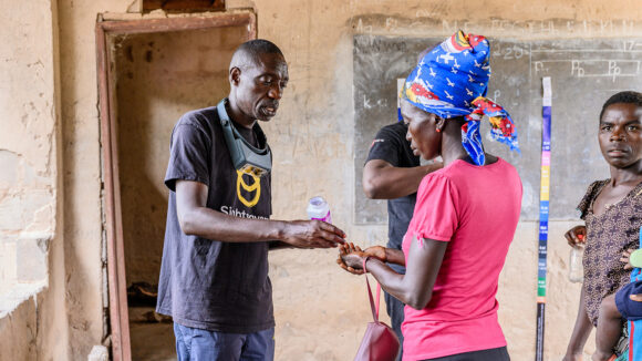 jeremiah distribuisce i medicinali contro il trachoma