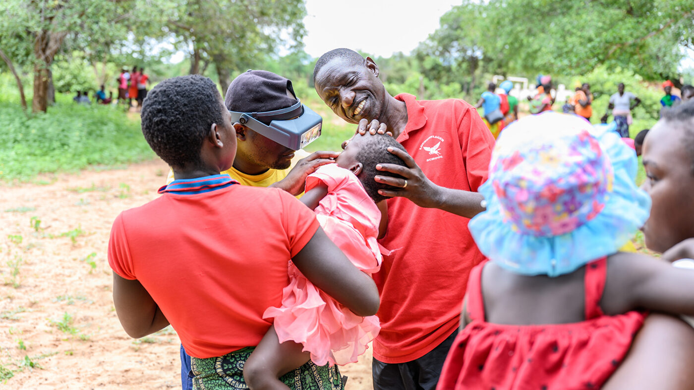 jeremia visita una bambina insieme al medico