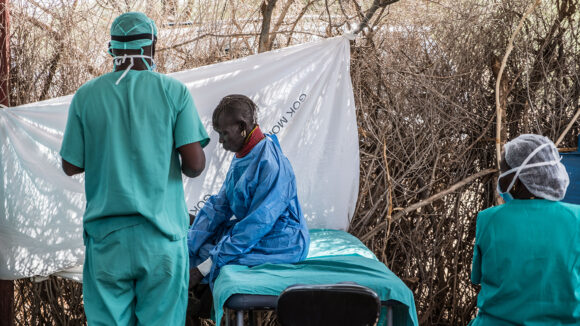 infermiere prepara ipo all'operazione