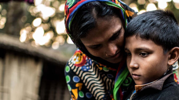 la mamma di polok lo abbraccia