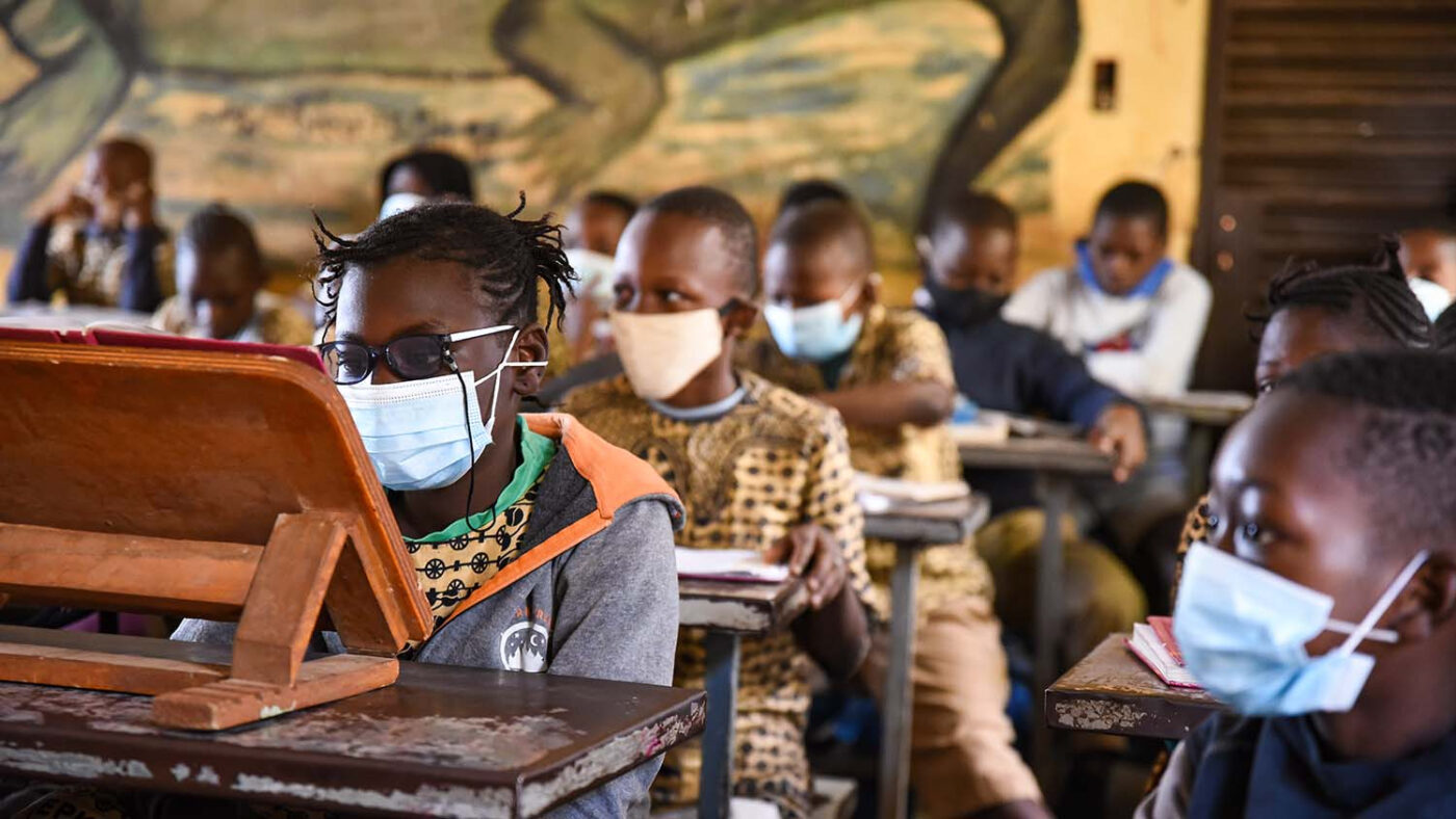 miriam studia con le attrezzature fornite da sightsavers