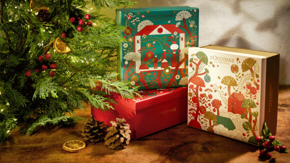 Pacchetti regalo sotto un albero di Natale.