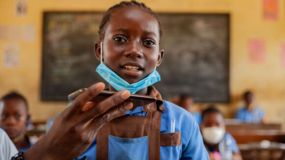 La piccola Ngo in classe con la mascherina. abbassata