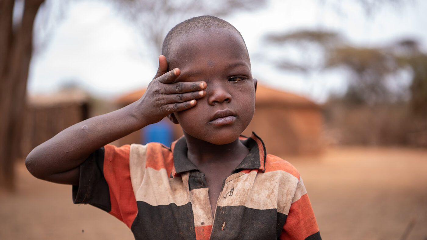 ... il tracoma le stava privando rapidamente della vista e senza le cure sarebbero diventate cieche per sempre.