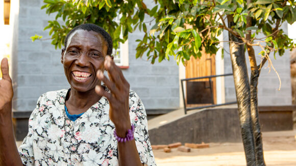 Vainesi sorride dalla sua casa in Malawi.