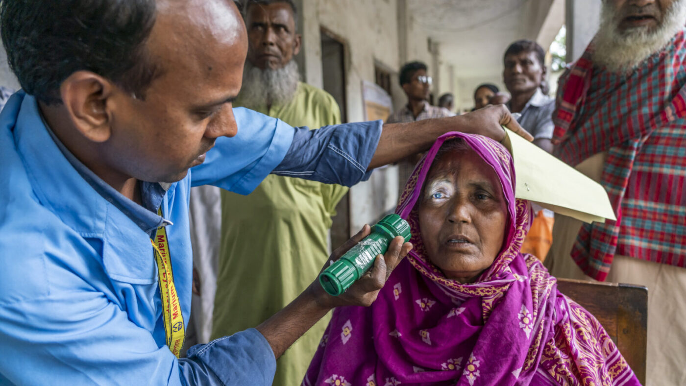 Una donna del Bangladesh viene visitata agli occhi.